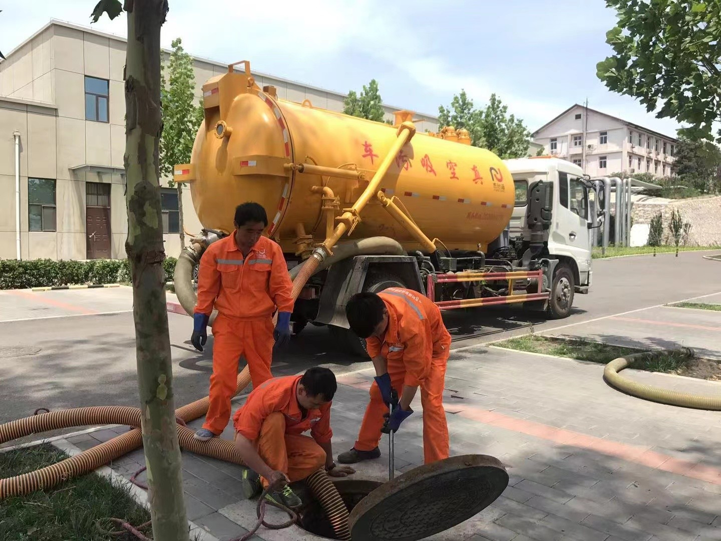 延安管道疏通车停在窨井附近