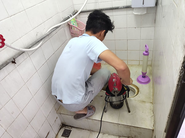 延安管道堵塞冒臭气 专业师傅现场解决问题